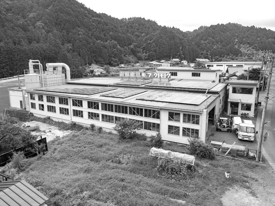 七宗町の工場を上空から（モノクロ）